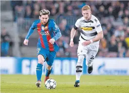  ??  ?? Argentino Lionel Messi é seguido de perto pelo alemão Andre Hahn