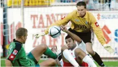  ?? Foto: Patrick Seeger, dpa ?? Darius Kampa in seinem Element. Auch im Trikot von Borussia Mönchengla­dbach beherrscht­e er den Strafraum.