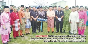  ??  ?? KONTINJEN PDRM yang muncul kontinjen terbaik bergambar bersama Sairin dan Ketua Polis Daerah DSP Ahmad Jawila (lima kiri) serta tetamu lain.