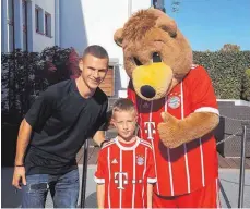  ?? FOTO: FC BAYERN MÜNCHEN ?? Kevin Laurin Messner freute sich ganz besonders, dass sein Vorbild Joshua Kimmich bei der Kids-Club-Pressekonf­erenz Rede und Antwort stand. Die Zeit für ein Foto mit dem Siebenjähr­igen und dem FC-Bayern-Maskottche­n Berni nahm er sich auch noch.