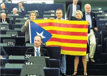  ?? EFE ?? Eurodiputa­dos posan con una bandera ‘estelada’, ayer en el Parlamento Europeo.