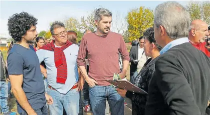  ??  ?? En Florencio Varela. Marcos Peña preguntó sobre las preocupaci­ones sociales en tierra peronista.