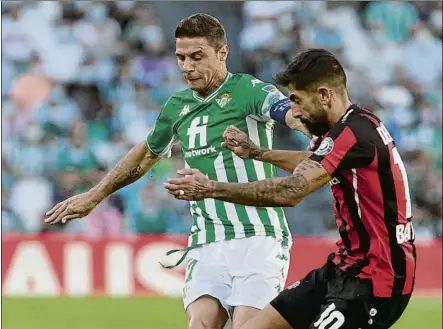  ?? FOTO: EFE ?? Joaquín y Demirbay, en un lance del duelo del Villamarín
Este año el capitán bético ha sido titular en los tres partidos de Europa League