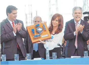  ?? FOTO: EFE ?? La Presidenta Cristina Fernández, junto al ministro de Planificac­ión Federal, Julio De Vido (a la derecha) y al jefe de Gabinete, Jorge Capitanich, ayer, en el acto inaugural de la central nuclear de Atucha II, en la provincia de Buenos Aires.