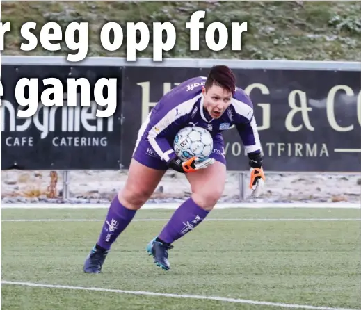  ??  ?? SOLID: Irene Pettersen spilte lørdag sin siste hjemmekamp for BUL. Nå gjenstår én kamp før hun blir fotballpen­sjonist. (Foto: Steffensen)