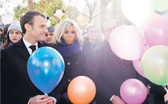  ??  ?? ► Macron, su esposa Brigitte y el ex Presidente Hollande lanzan globos para recordar a las víctimas del ataque en Bataclan, el lunes.