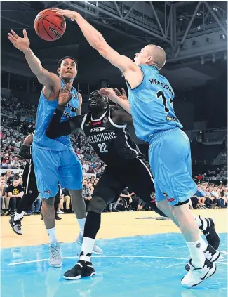  ?? Picture / Getty Images ?? Mika Vukona and Ben Woodside combine on defence during last night’s win in Brisbane. Jason Pine