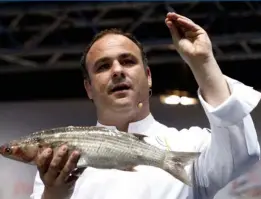  ??  ?? Gracias a los nuevos avances, los chefs –en la imagen, Ángel León, popular por sus platos elaborados con productos del mar– y los consumidor­es finales podrán estar seguros de que el pescado que consumen es sostenible.