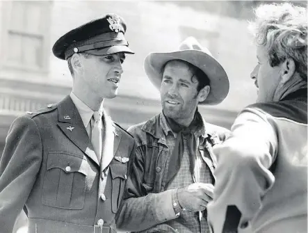  ?? SIMON & SCHUSTER ?? James Stewart, left, visits Henry Fonda, centre, on the set of The Ox-Bow Incident in 1942.