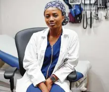 ?? Elizabeth Conley / Staff photograph­er ?? Grace Akinbobola, a nurse practition­er, explains how to differenti­ate between COVID and other symptoms.
