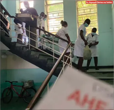  ??  ?? Pic: Hopewell Chin’ono via Twitter
Mpilo Hospital staff use stairs to move patients and corpses because elevators at the health institutio­n are not working