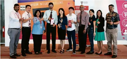  ??  ?? Campus director Josephine Tan (fifth from left) and academic staff of Taylor’s College with Vythilinga­m (fourth from left).