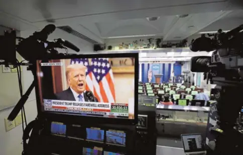  ?? EFE ?? Donald Trump, en uno de los monitores de la sala de prensa de la Casa Blanca, ayer durante su discurso