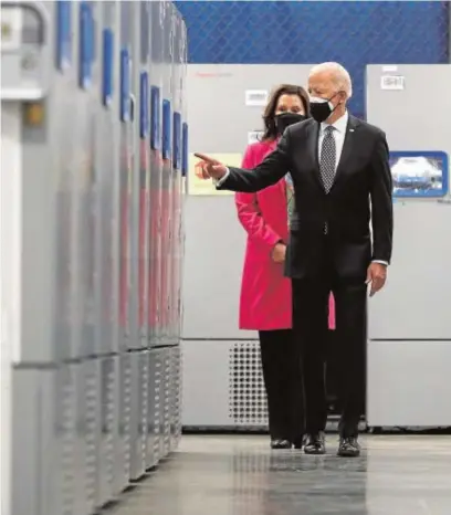  ?? REUTERS ?? Joe Biden visita ayer la factoría de producción de vacunas de Pfizer en Kalamazoo (Míchigan)