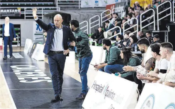  ?? JORGE VALIENTE ?? Gesto que disculpa de Arturo Álvarez, que vivía su primer partido como entrenador local en el Multiusos.