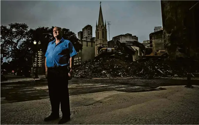  ?? Bruno Santos/Folhapress ?? Frederico Carlos Ludwig, 61, que há 20 anos é pastor da Igreja Evangélica Luterana, atingida pela queda do edifício Wilton Paes de Almeida, no centro de São Paulo