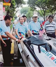  ??  ?? IBRAHIM mencuba peralatan pembersiha­n mesra alam diperkenal­kan Alam Flora.