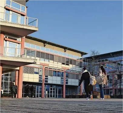  ?? Foto: Sascha Klein ?? Das BSZ „Konrad Zuse“im Hoyerswerd­aer WK X ist eines von vier Berufliche­n Schulzentr­en im Landkreis Bautzen. Die Schule ist Mitte der 1990er-jahre errichtet worden. Jetzt muss viel saniert werden.