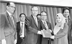  ??  ?? Ismail Sabri (second left) presenting the Excellent Service Award to a staff.