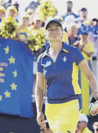  ??  ?? 0 Catriona Matthew and the USA’S Stacy Lewis tap hands during their singles match in the Solheim Cup