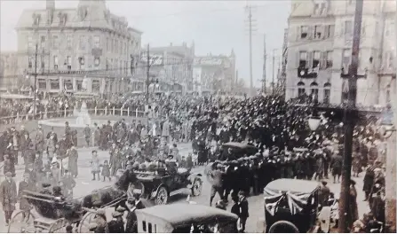  ?? CHARLES BURGESS COURTESY OF UNIVERSITY OF GUELPH ARCHIVES. ?? St. George’s Square, looking northward, Armistice Day, November 7, 1918. Speeches, musical performanc­es and parades enlivened the streets.