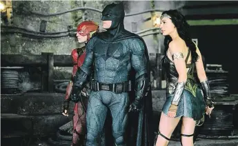  ?? Flash (Ezra Miller), Batman (Ben Affleck) a Wonder Woman (Gal Gadotová). FOTO WARNER BROS. ?? Superhrdin­ská „rodinka“.