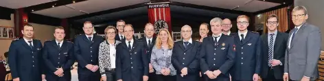  ?? FOTO: KLAUS-DIETER STADE ?? Bei den Feuerwehrl­euten standen Ehrungen und Beförderun­gen an.