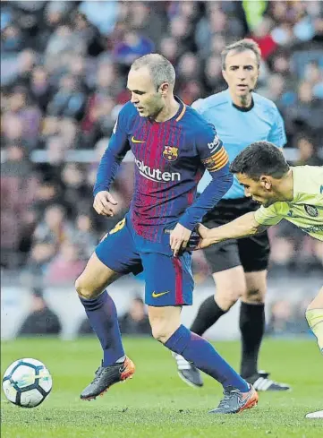  ?? FOTO: PEP MORATA ?? Iniesta dejó la jugada del partido y mejoró al Barça, pero ya no alcanzó para amarrar los tres puntos