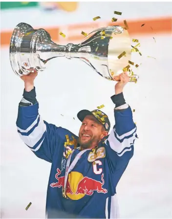  ?? FOTO: IMAGO ?? Der dritte Streich: Michael Wolf mit DEL-Pokal im Trikot von Red Bull München.