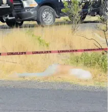  ?? FOTOS: LUIS LUÉVANOS. ?? El cuerpo quedó tendido al pie de la carretera.