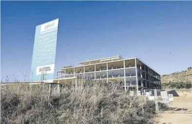  ?? ÁNGEL DE CASTRO ?? Las obras del futuro hospital de Alcañiz, paralizada­s, en una imagen del pasado mes de enero.