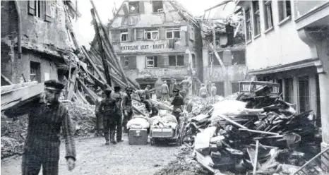  ?? FOTO: STADTARCHI­V BIBERACH ?? Totale Zerstörung: Das Foto zeigt den Blick von der Ulmer-Tor-Straße in Richung Obstmarkt nach dem Bombenangr­iff am 12. April 1945.