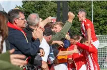  ?? Pictures: John Leakey ?? Kameron English’s stoppage time goal sent Bracknell through to the FA Cup first-round