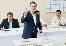  ??  ?? El presidente Enrique Peña Nieto acudió a votar en compañía de su familia en la casilla 4990 básica, ubicada en la escuela primaria El Pípila.