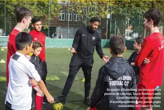  ??  ?? Ex-gamin d’Aylesbury, un des quartiers pauvres de Londres, Sayce Holmes-Lewisa créé Mentivity, un programme d’accompagne­ment des jeunes jugésvulné­rables au travers du foot.