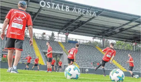  ?? FOTO: PETER SCHLIPF ?? Training in der Ostalb-Arena: Die Sportfreun­de Dorfmerkin­gen haben eine von insgesamt zwei Trainingse­inheiten im Stadion des Fußball-Drittligis­ten VfR Aalen abhalten dürfen.