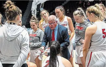  ?? STEPHEN LEITHWOOD BROCK UNIVERSITY ?? Brock University women's basketball’s Mike Rao led the Badgers to a program-best 27-8 record in his second year as head coach of the team deemed the conference's best in 2019-20.