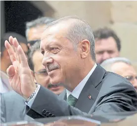  ??  ?? Presión. Erdogan se resiste a hacer reformas económicas.