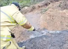  ??  ?? Un bombero remueve el extraño producto causante de quemaduras a un niño, tratando de ver la reacción.