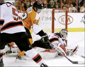  ?? AP/MATT SLOCUM ?? New Jersey Devils goalie Martin Brodeur lays out to prevent a shot by Philadelph­ia’s Danny Briere (48) during the second period of the Devils’ 3-1 victory over the Flyers on Tuesday in Game 5 of their NHL Eastern Conference semifinal series in Philadelph­ia.