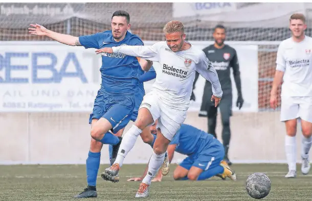  ?? FOTO: BRAUER-FOTOAGENTU­R ?? Der Baumberger Robin Hömig versucht, den spielfreud­igen Alexander Lipinski zu halten.