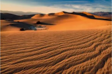  ??  ?? Sony A7R II | 13mm (12-24mm) | ISO100 | f/16 | 1/30s
Duplexfilt­er Wüstenland­schaft im Death Valley, USA: Der Komplement­ärfarbenef­fekt wurde verstärkt durch eine selektive Sättigung des blauen Himmels und den wohldosier­ten Einsatz des Duplexfilt­ers aus Nik Color Efex Pro 4. So wird ein Farbton erzeugt, der die anderen Farben in einstellba­rer Intensität überlagert.