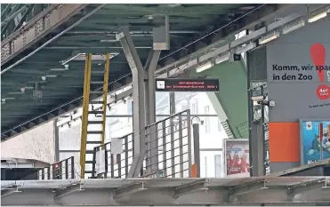  ?? FOTO: DPA ?? Die Anzeigetaf­el über dem Bahnsteig einer Station der Schwebebah­n zeigt die Betriebsst­örung an.