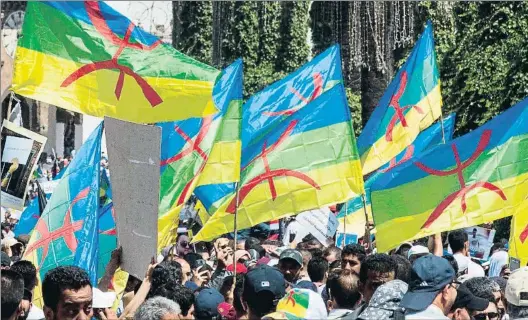  ?? FADEL SENNA / AFP ?? Indignació­n. Banderas amazig en Rabat en una protesta contra el encarcelam­iento de líderes del movimiento Hirak. Abajo, Agadir