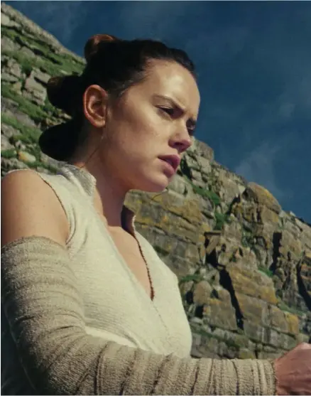  ??  ?? FÖLJETONG. Den godhjärtad­e Rey (Daisy Ridley) söker stöd och vägledning hos dem som är äldre och visare.