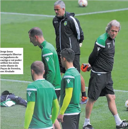  ??  ?? Jorge Jesus conseguiu libertar os jogadores do castigo e vai poder utilizá-los nesta noite diante do Paços de Ferreira, em Alvalade