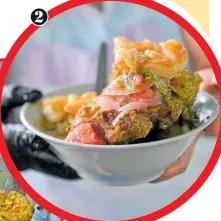  ??  ?? 2. Una de las combinacio­nes que hace es mezclarla con ceviche de concha y camarón.