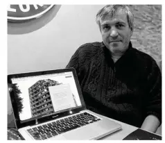  ??  ?? Stéphane Dumouchy, conseiller municipal d’opposition, lance Le Voyage de Trappes, un site Internet consacré à sa ville.