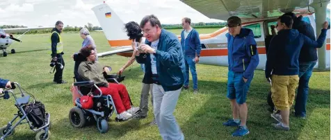  ??  ?? Seit 36 Jahren ermögliche­n es viele ehrenamtli­che Helfer den behinderte­n Teilnehmer­n, in einem Motor oder Segelflugz­eug über die eigene Heimat fliegen zu können.