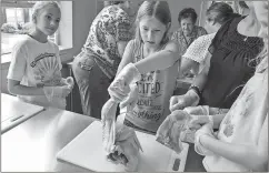  ?? Sean Williams /
Standard Journal ?? Cooking class participan­ts take on chicken cuts.